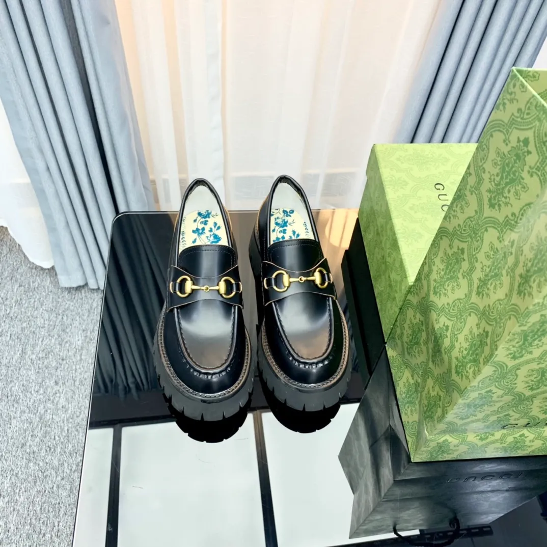 💕💕Factory direct selling price p480💕💕 Gucci loafer version, original development, 1:1 replica, welcome to compare with the original version. (Original coding process) Size: 35-40 (34/41 customized) Fabric: Cowhide open edge beads Inner: Original printed water-dyed sheep lining (never fade) Outsole: Original combination outsole, genuine leather edge strips Packaging: Full counter packaging (+ handbag)